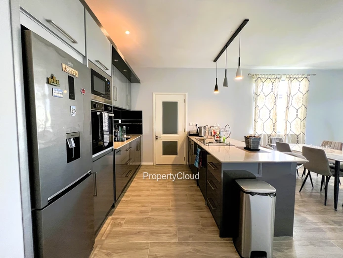 À Vendre | Appartement De 2 Chambres En Résidence Sécurisée | Coastal Road, Roches Noires