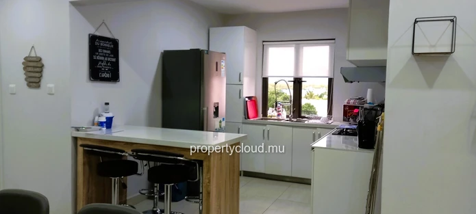 À vendre appartement 3 chambres au dernier étage avec jacuzzi et vue dégagée Flic en Flac ile Maurice vue imprenable ...