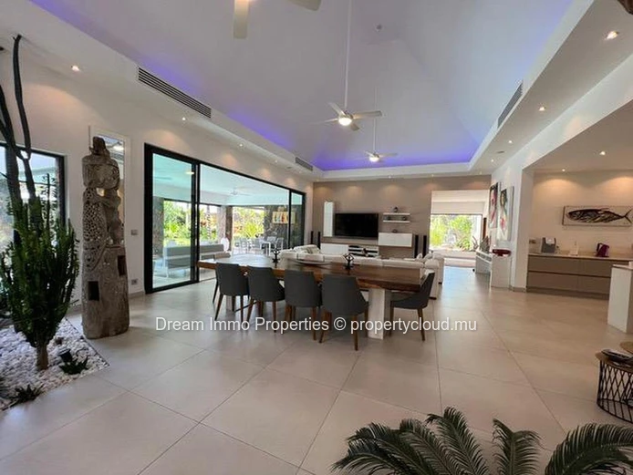 Superbe Villa Style Balinais Avec Grande Piscine A Grand Baie - Ile Maurice