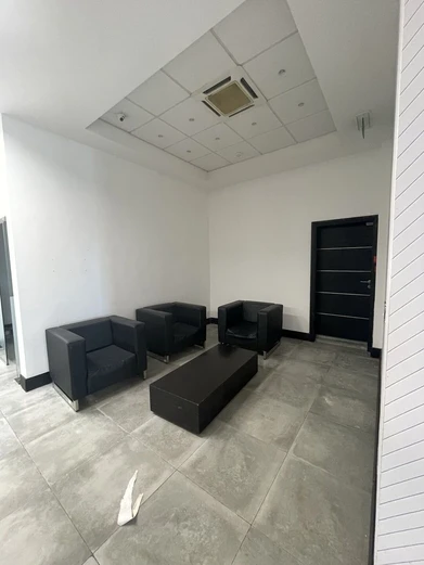 Espace commercial de 3 000 pieds carrés au rez-de-chaussée avec stationnement – Quatre Bornes
