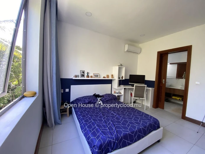 For rent - Apt - Pointe aux Canonniers: partial sea view - 3 en-suite bedrooms - covered terrace - communal pool - gy...