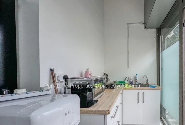 High exposure commercial building in the heart of Quatre Bornes – Exceptional visibility 