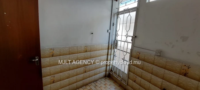 Commercial building - 502 m² Port Louis, North