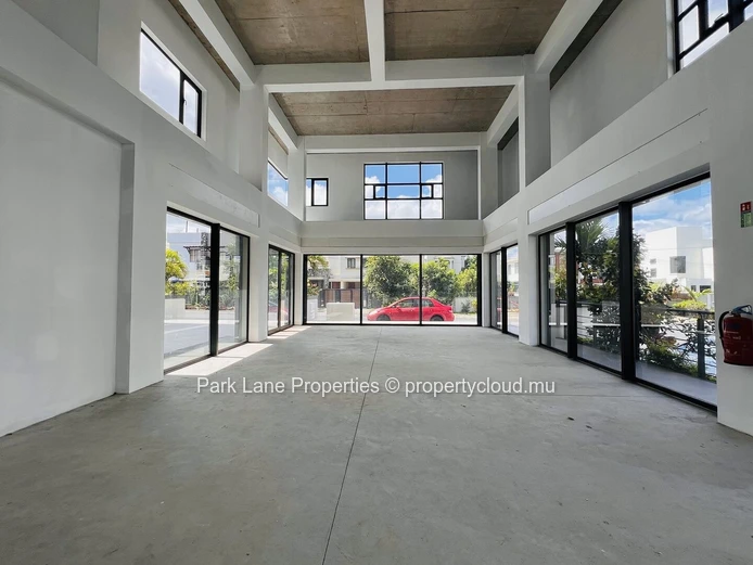 Modern Commercial Unit in Ebène - Ideal for Your Business