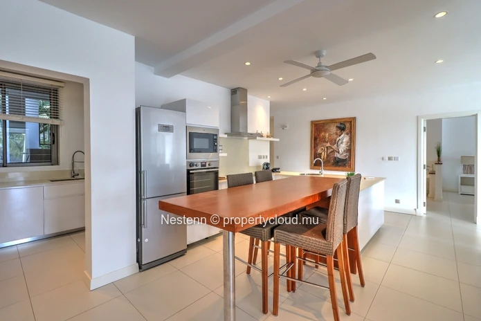 Spacieux et lumineux appartement de 300 m2 avec piscine et jardin en bord de rivière