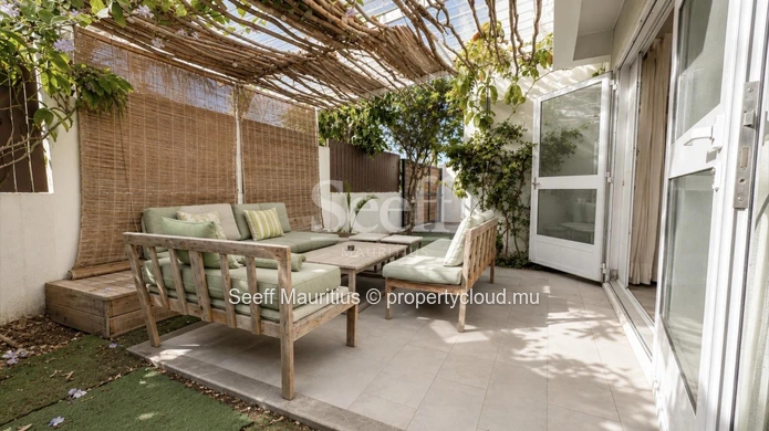 Cozy Garden Haven Near Beach