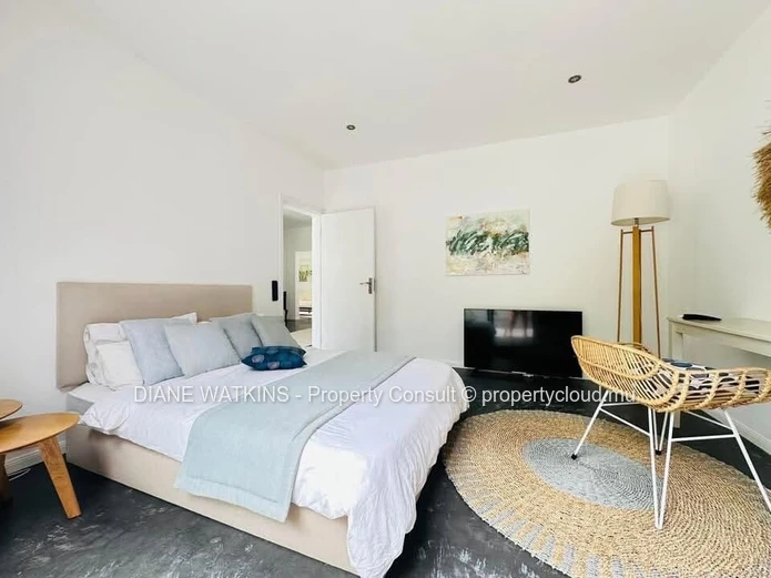 Villa Contemporaine Meublée de 4 Chambres avec Grand Jardin Tropical à Vendre à Bain Boeuf