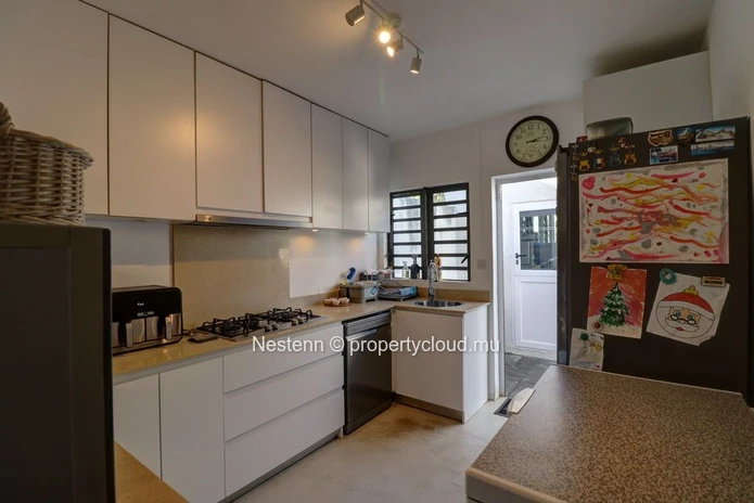  Maison pieds dans l'eau semi-meublée 3 chambres – Vivre au bord de l'océan en long terme