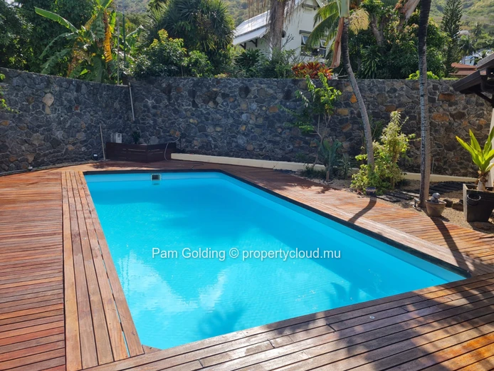 Maison familiale de 4 chambres avec jardin et piscine