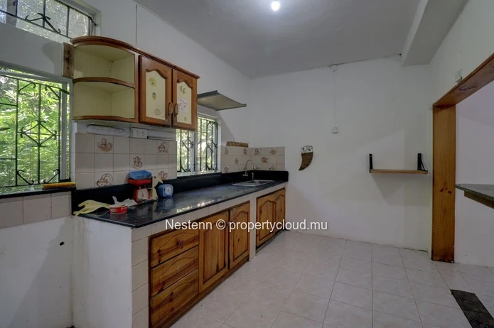 Maison traditionnelle semi-meublée avec vue sur les montagnes et un beau potentiel de rénovation!