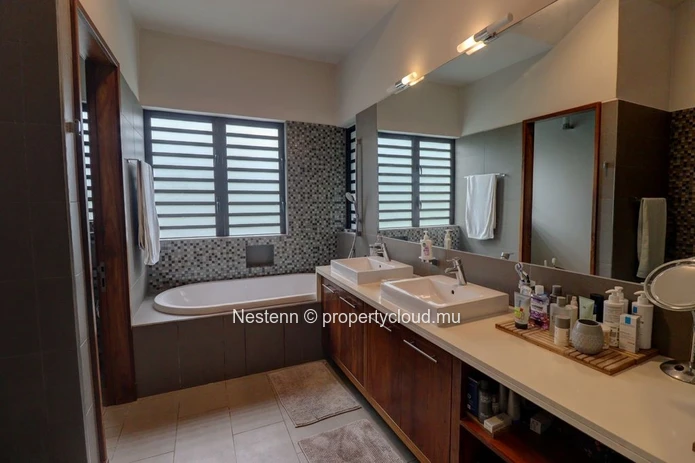 Spacious and bright duplex in a secure residence with river views