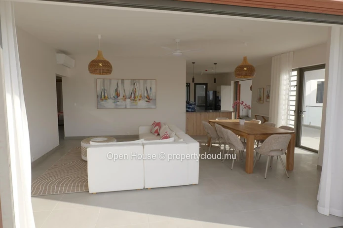 Penthouse PDS à vendre à Trou aux Biches, 345m², 3 chambres, piscine commune, accessible aux étrangers, plage, parkin...