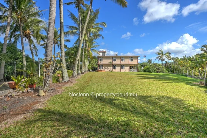 Spacious 275 m² house on a land of 13,802.67 m² in Chemin Grenier with sea and mountain views.