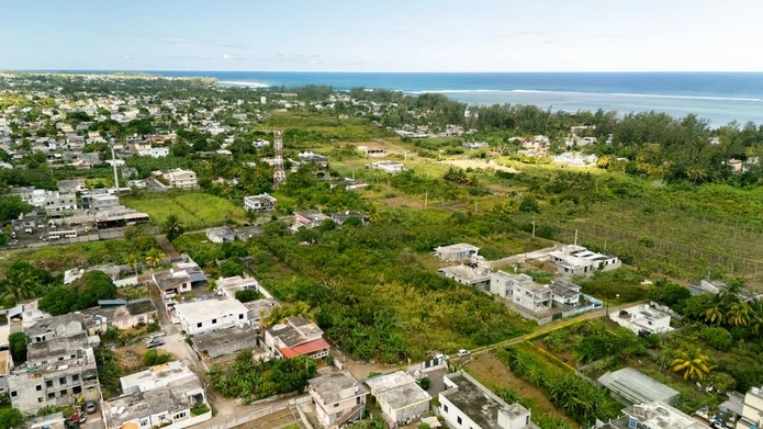 Spacious 4854 m² land just minutes from public beaches