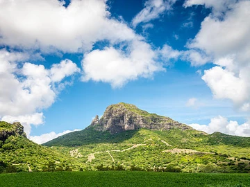 Splendid 4-bedroom villa with direct beach access and lagoon view