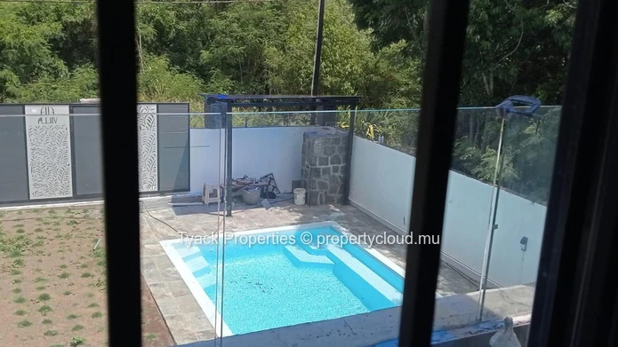 Villa Meublée de 4 Chambres avec Piscine à Vendre à Calodyne