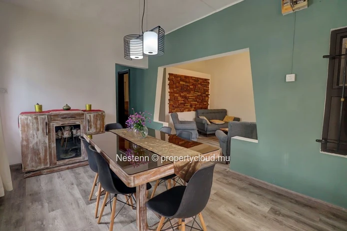 Charmante maison au rez-de-chaussée avec espace jardin – Proche du pont SAJ