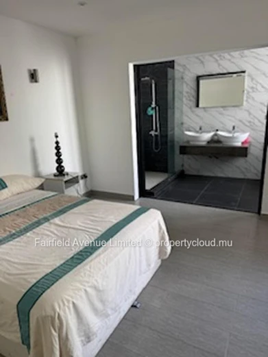 Stunning 4-Bedroom House in Roches Noires with Spacious Garden and Close to Amenities - Don't Miss Out!