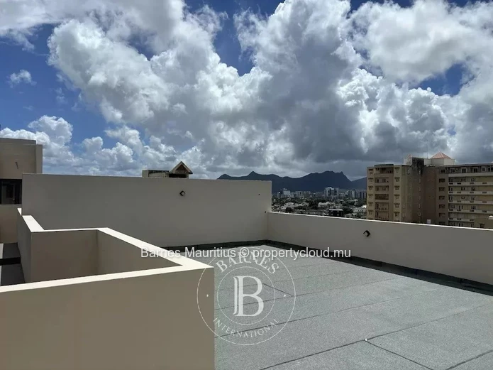 QUATRE-BORNES - Charmant penthouse de ville de 3 chambres avec vue