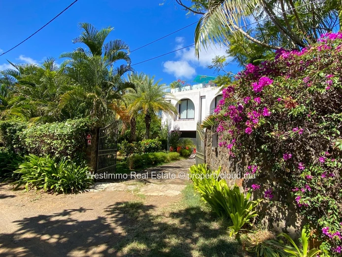 Exceptional 450 m² Riad-style architect-designed villa with swimming pool and sea view