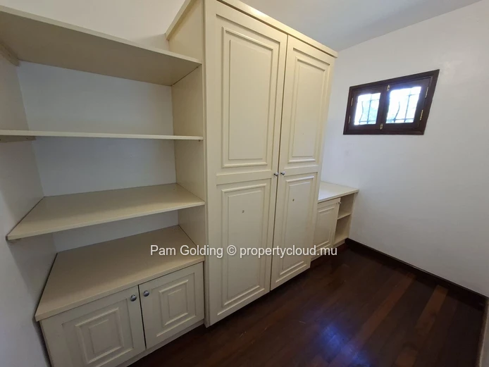 Spacious 300 m² Family Villa for Rent – Petit Village