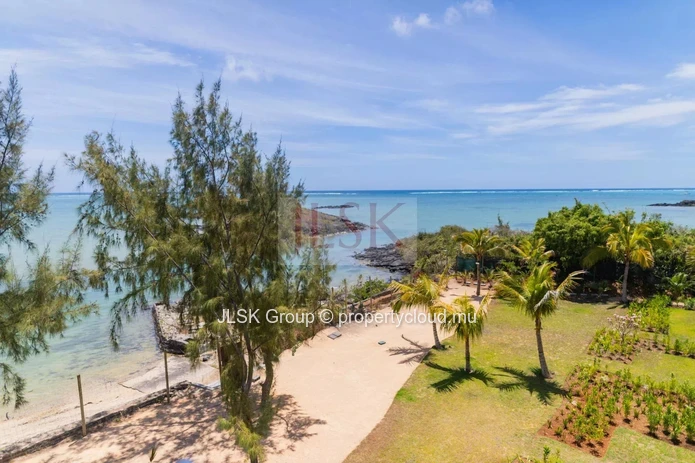 On the beach, Penthouse with view
