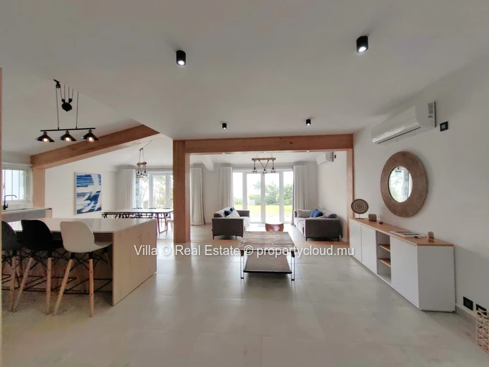 Dispo au 15 Janvier. Jolie pieds dans l'eau privatif pour cette belle villa spacieuse, fraichement rénovée, fonctionn...
