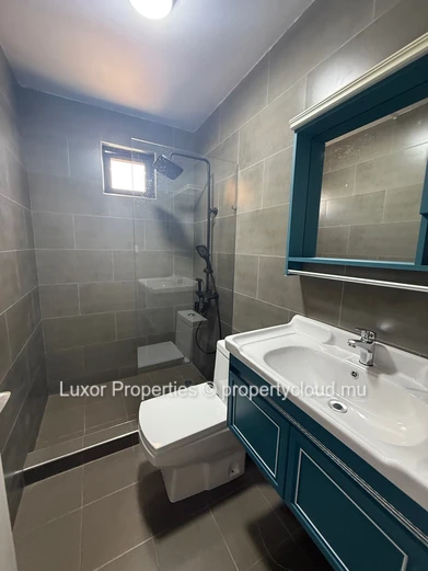  À Louer – Penthouse en Bord de Mer | 3 Chambres 