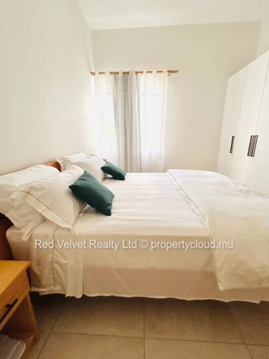 Appartement en bord de mer à louer à Grand Gaube | 3 chambres avec salles de bain attenantes | Terrasse et jardin