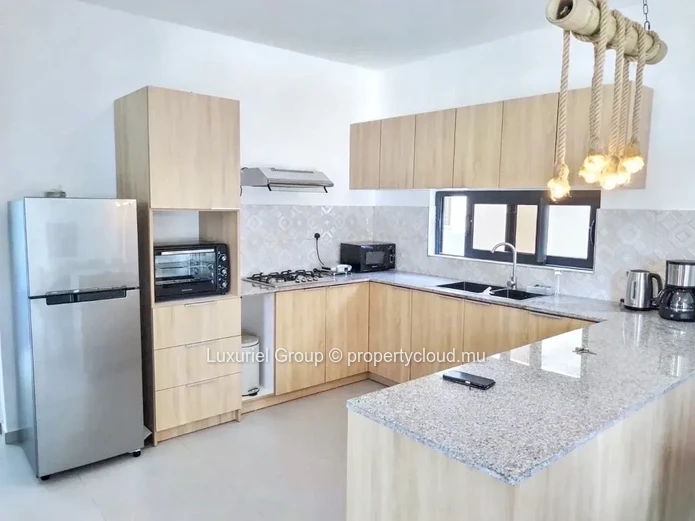 Contemporary Villa with Pool, 4 En-Suite Bedrooms and Terraces 