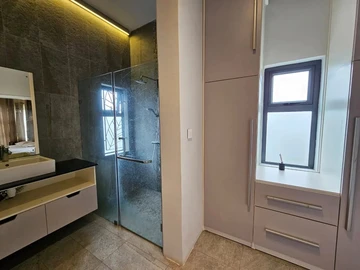 6 Bedroom House