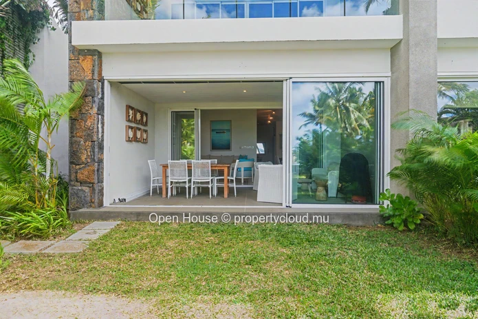 Appartement pieds dans l'eau à vendre à Grand Baie 152m² - Marché local exclusivement.