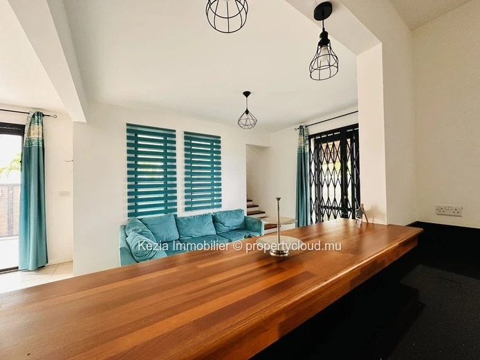 Un Duplex Avec Piscine Pour Un Quotidien Paisible