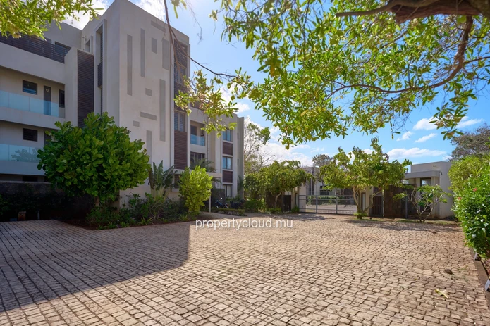 A vendre appartement de 3 chambres en suite accessible aux étrangers à Balaclava.