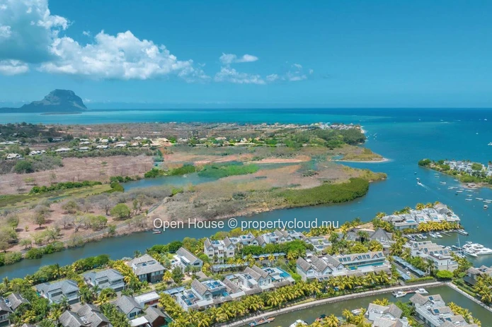 Appartement pieds dans l'eau à louer à Rivière Noire, Tamarin, 4 chambres, piscine privée, meublé.