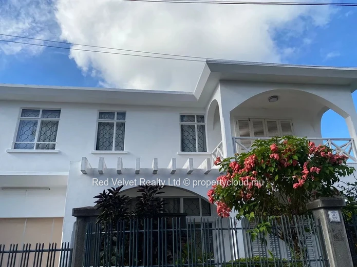 Maison familiale de 6 chambres à vendre à Quatre Bornes | Spacieuse demeure sur deux niveaux