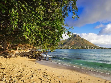 Splendid 4-bedroom villa with direct beach access and lagoon view