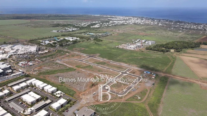 CASCAVELLE – Terrain commercial à vendre – à partir de 2027 m²