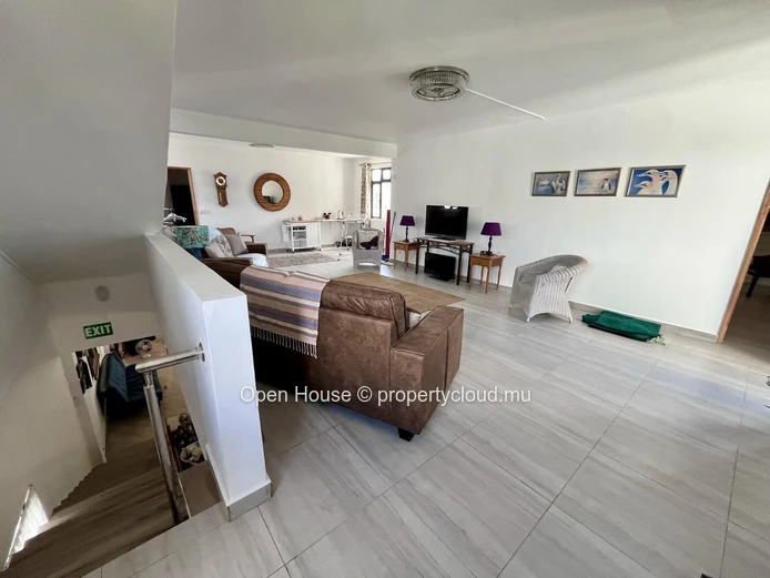 MAURITIAN VILLA in Grand Baie, 300m² living space, 353m² land, 3 bedrooms, office, garden, parking, close to schools,...