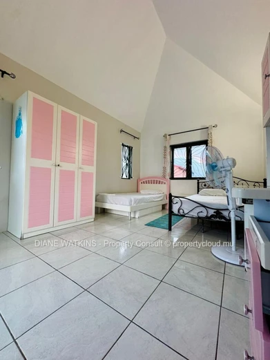 Spacieuse Villa Meublée de 6 Chambres avec Maison d’Amis, Piscine Privée et Jardin dans un Quartier Résidentiel Prisé