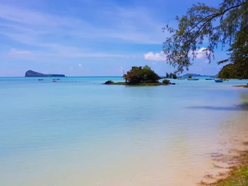 Calodyne - Beachfront 3 bedroom villa with pool and stunning view on the lagoon