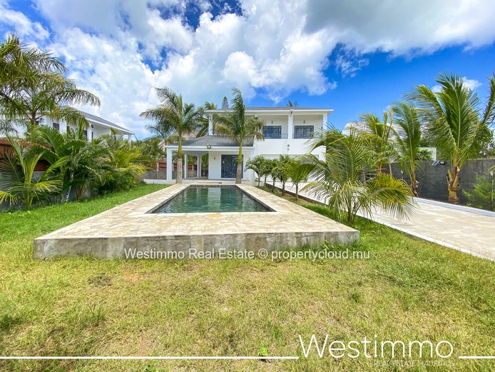 Furnished villa for rent in Péreybère with 5 bedrooms and a private pool