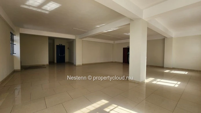 Bureau spacieux non meublé de 257m2 avec balcon