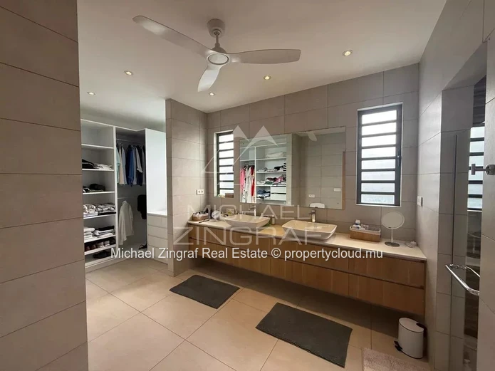 Élégante Villa 4 Chambres avec Piscine Privée à Forêt Daruty