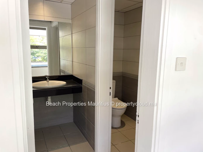 Spacious 99 m² Flexible Office for Rent