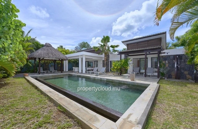 A vendre villa 3 chambres accessible aux etrangers emplacement idéal à La Salette, Grand Baie.