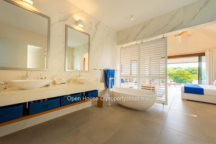 VILLA IRS à vendre à Rivière Noire, 525m² habitables, 1.180m² terrain, 6 chambres, piscine privée €.
