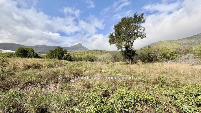 Terrain résidentiel de 1 374 m² à vendre à Pailles