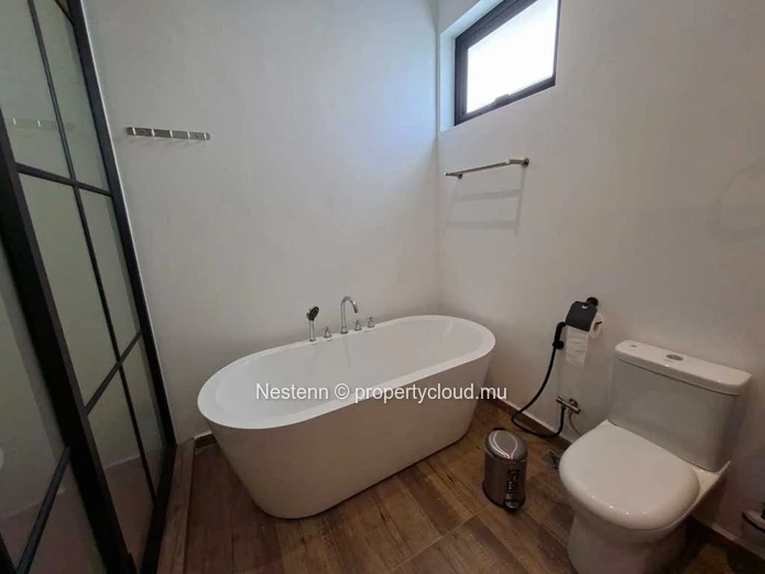 Modern 3 bedroom apartment with sea access.