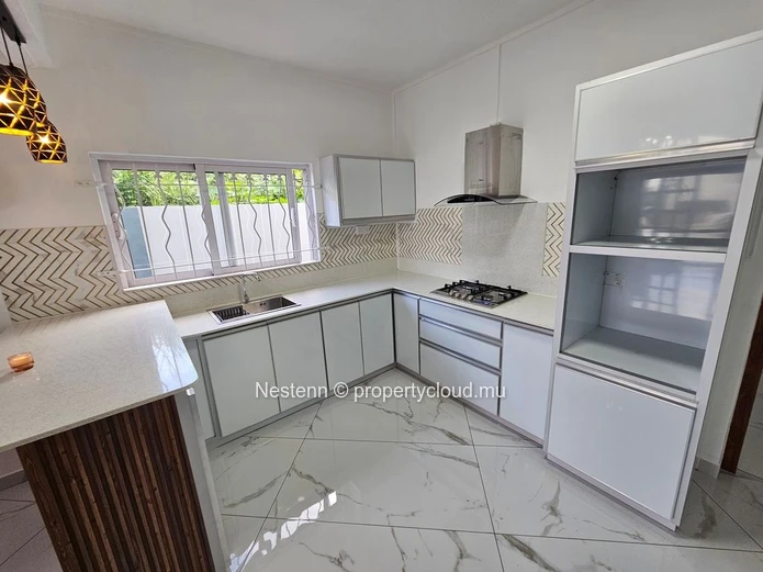 Duplex moderne et neuf de 3 chambres avec vue sur les montagnes 